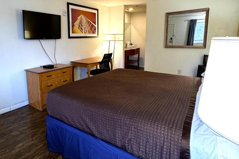 King Bed Non-Smoking interior